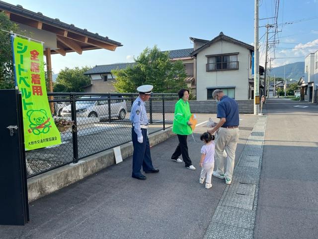 シートベルトとチャイルドシート着用街頭呼びかけ