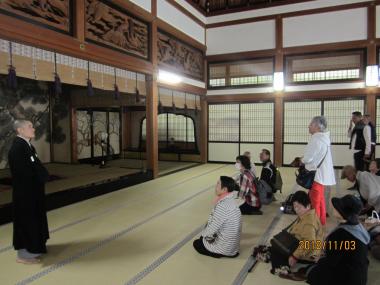 永平寺で説明を受ける様子