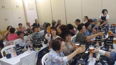 昼食の様子、ミルク工房で乾杯