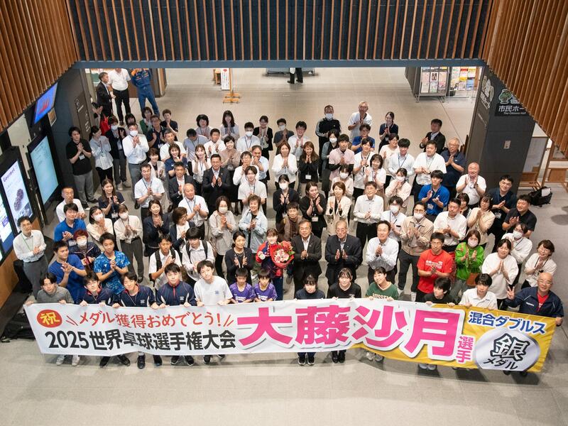 大野市役所に凱旋訪問した大藤沙月選手と大勢の市民たちの記念写真
