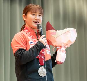 受賞を報告する大藤沙月選手
