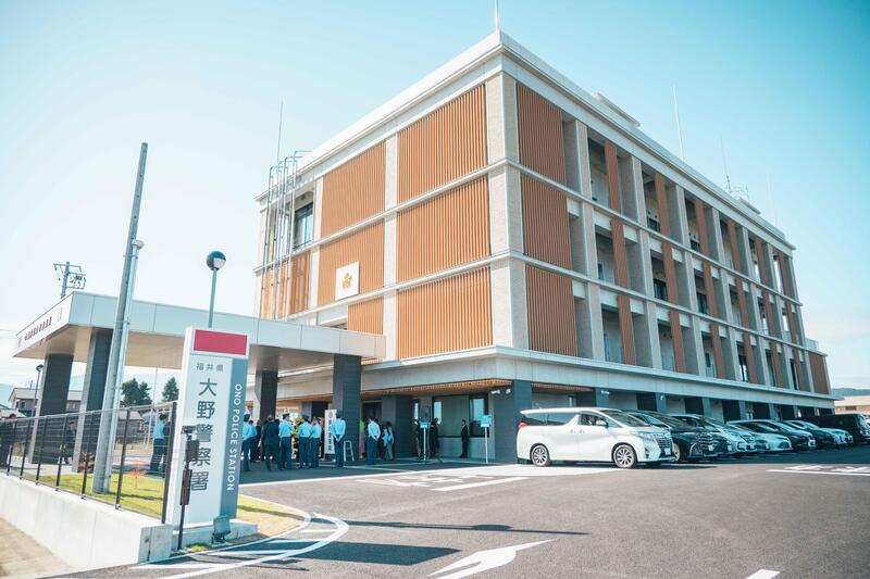 中保に新築移転された大野警察署の外観