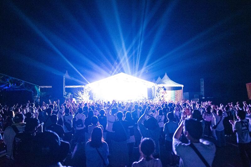 多くの来場者が集う夜のフェス会場