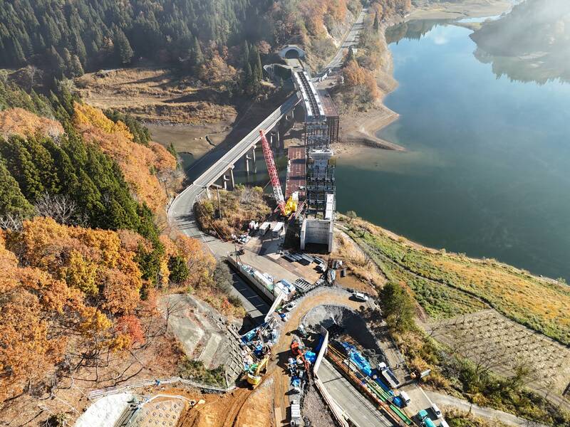 中部縦貫自動車道の建設工事現場（空撮）