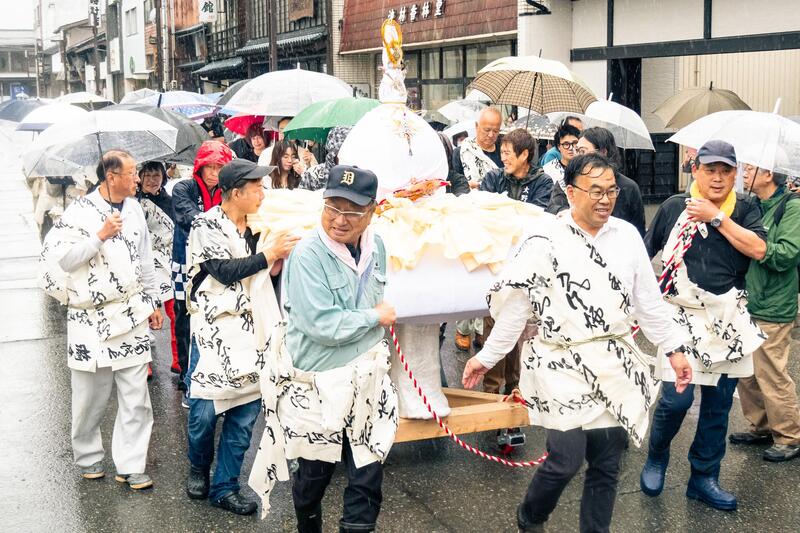 五番通りを歩くイベント参加者