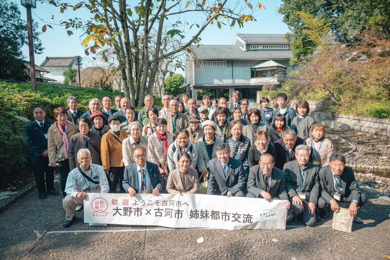 姉妹都市交流参加者の集合写真