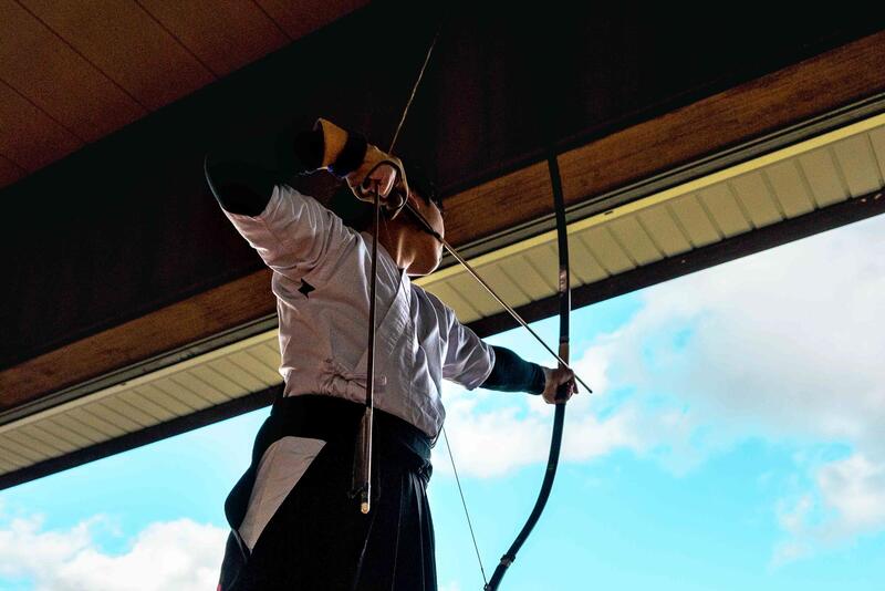 弓構えをする奥越明成高校弓道部の生徒