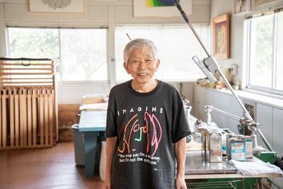 アトリエでインタビューに答える助田憲亮さん