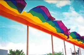 青空になびくレインボーフラッグ