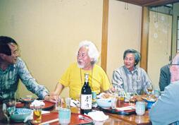 大野の人たちと楽しくお酒を交わす靉嘔さん