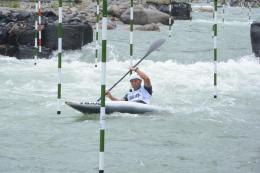 カヌーを漕ぐ福井県男子選手