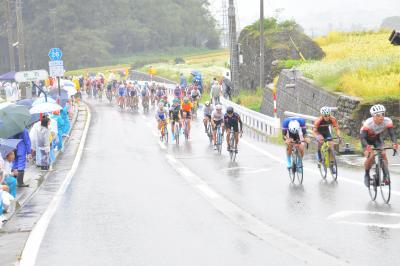 急な坂道をのぼる選手