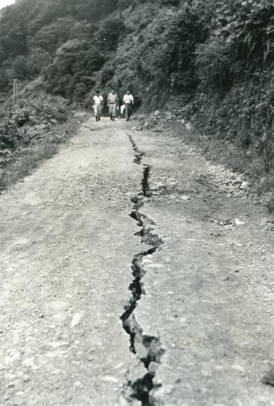 地震による地面の亀裂