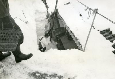 玄関に入るため雪の壁を降りる様子