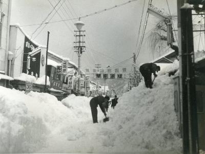 除雪する人々