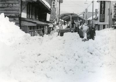 商店街を除雪する除雪車