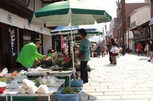 七間朝市での出店者と来店者の交流