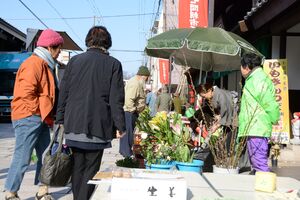 朝市のお店にお客さんが集まっている