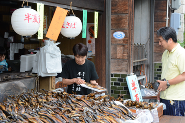 半夏生鯖を販売する魚屋さんの画像