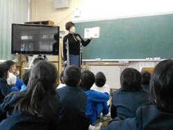 学校での読み聞かせ写真