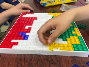 ボードゲームで遊ぶ様子