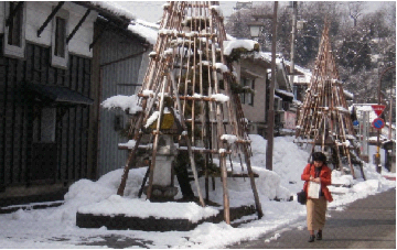 雪囲いをされた石灯籠通り