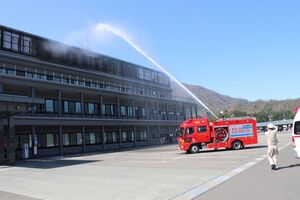 放水の訓練をするポンプ車