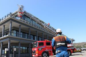 高所からはしご車を使って救助者を助ける訓練の様子