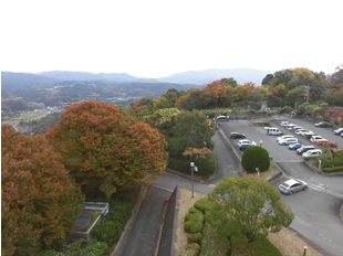 部屋から金剛山地を望む