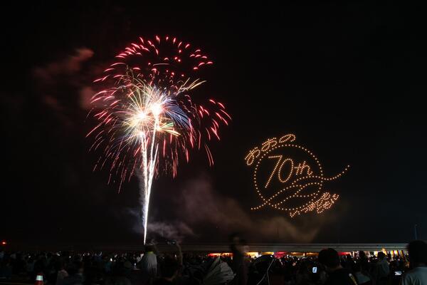 おおの城まつり花火大会での花火とドローンの競演写真