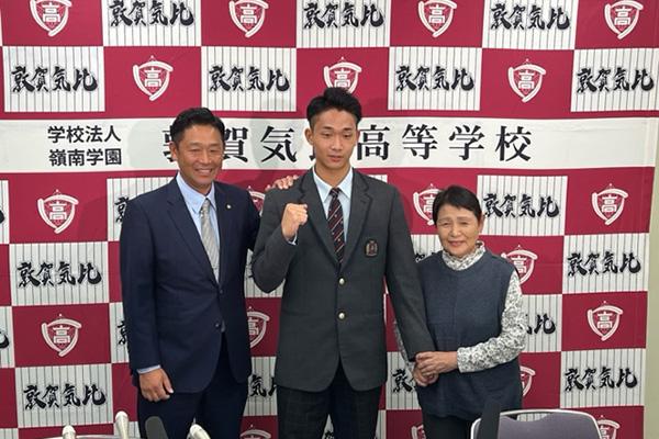 ドラフト会議後に記者会見する竹下選手
