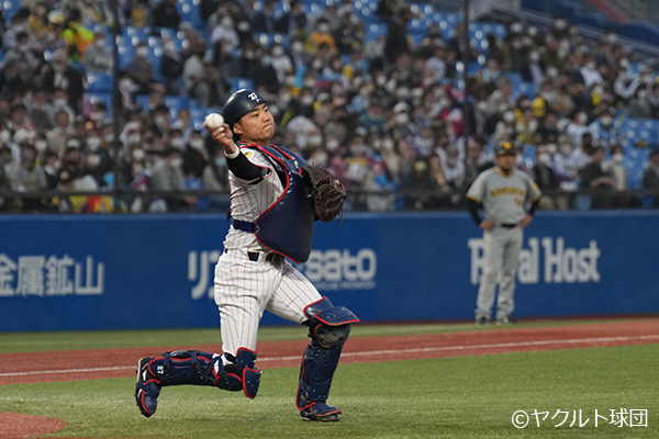 守備をする中村悠平選手
