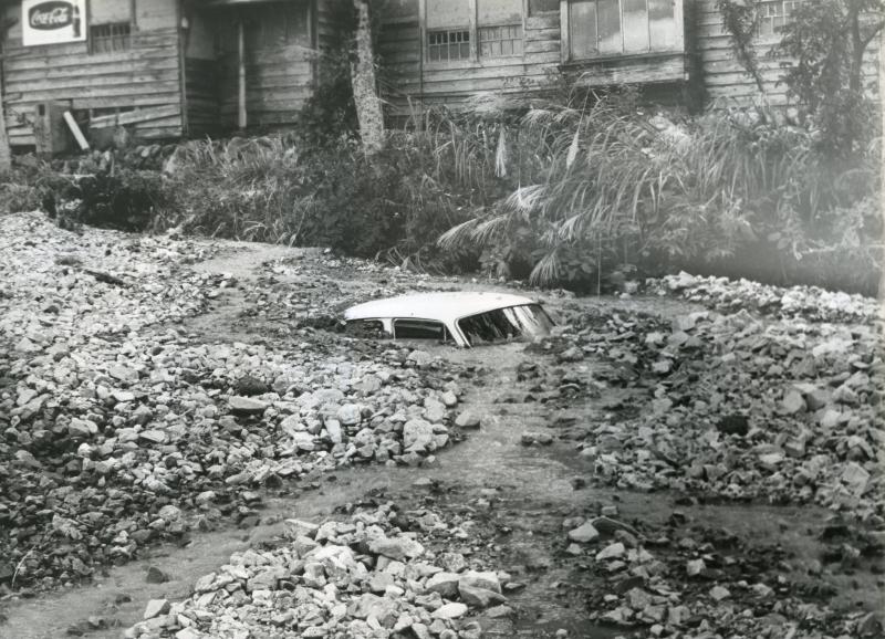 水害で埋まった自動車