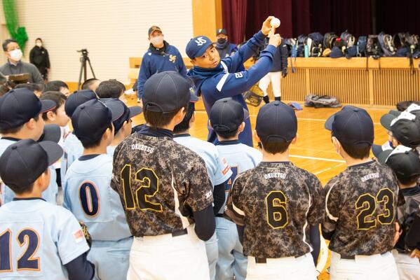 中村悠平選手の写真。色紙には「世界一」、「日本一」としたためる